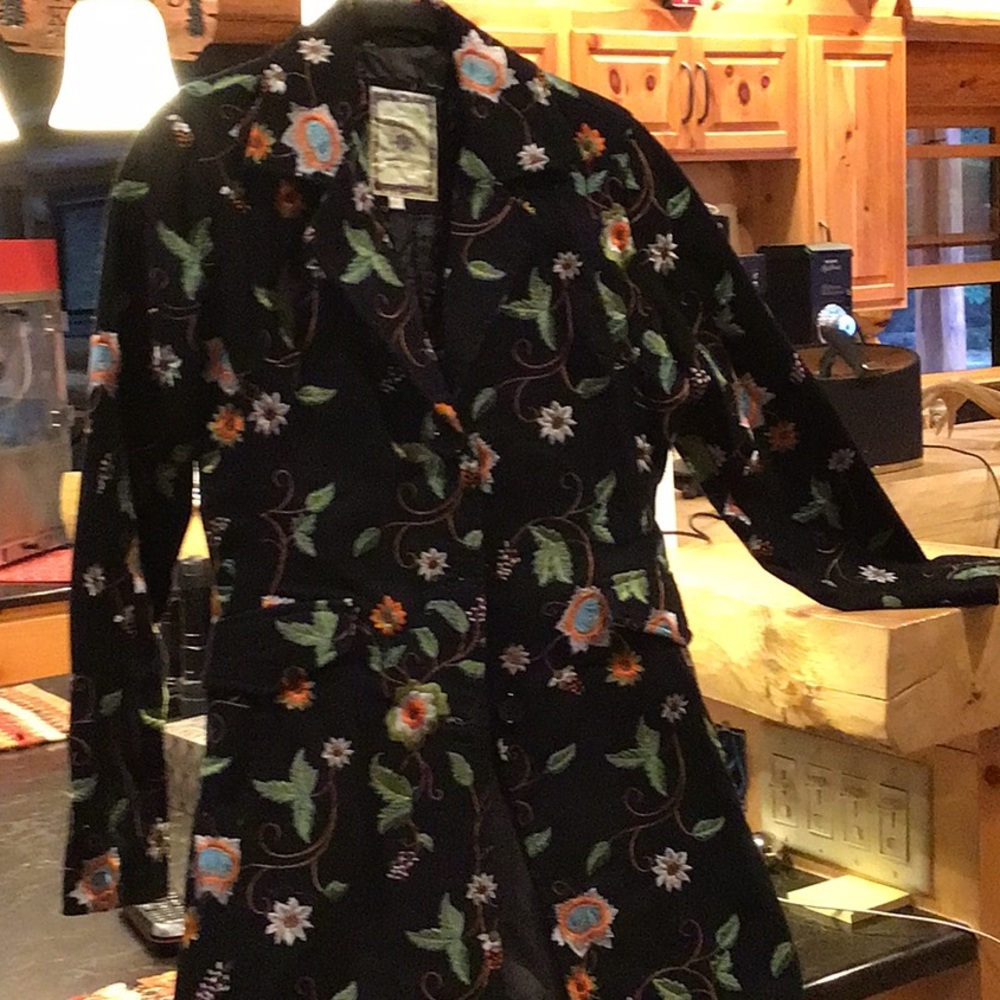 Beautiful Paparazzi coat.